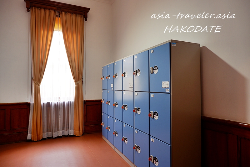 函館旧公会堂の大広間に設置された青いコインロッカー