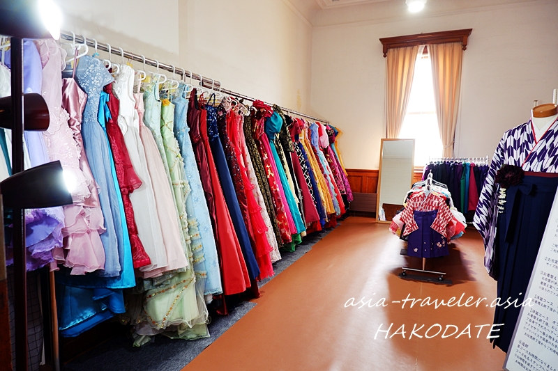 旧函館区公会堂の貸衣装室に並ぶカラフルなドレスと袴