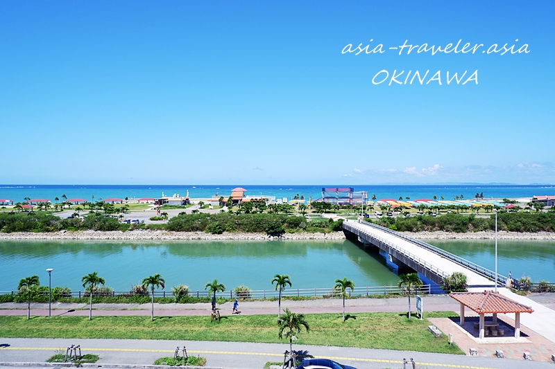 イーアス沖縄豊崎から望む美らサンビーチと橋の全景