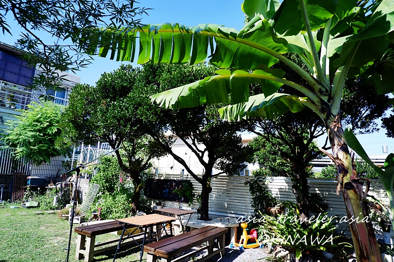 パーラー ド ジュジュモの緑豊かなバナナの木がある裏庭席