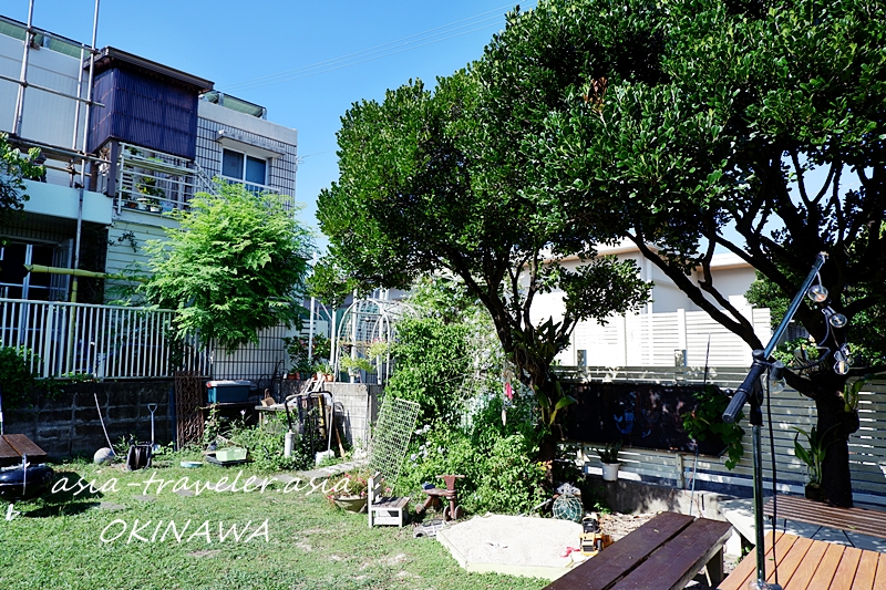 パーラードジュジュモの緑豊かな裏庭テラス席