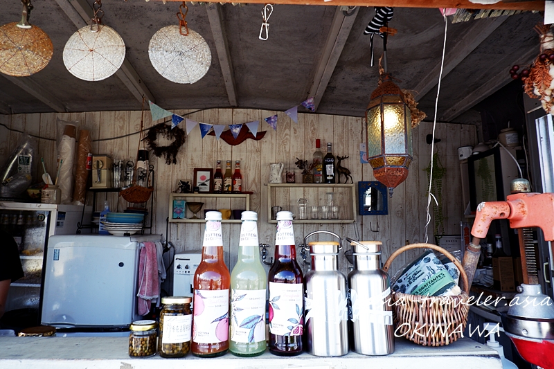 パーラードジュジュモのカウンターに並ぶオーガニックソーダボトル