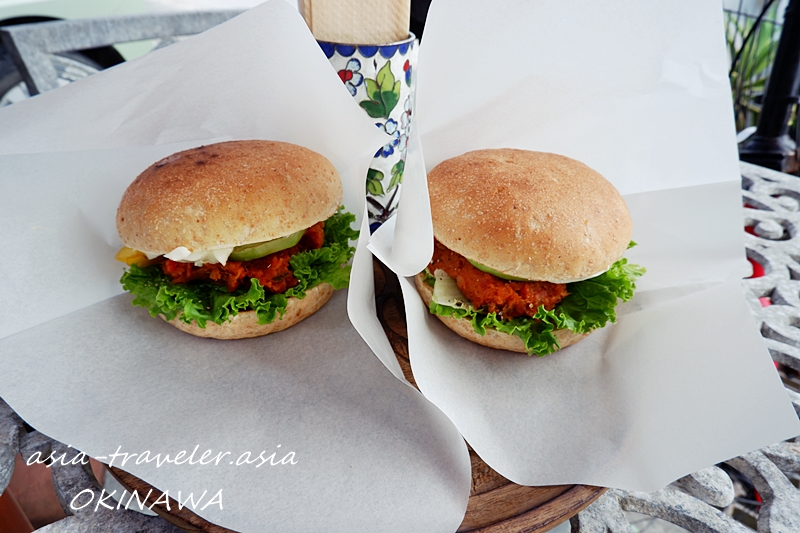 パーラードジュジュモの彩り豊かなベジダブルバーガー2個