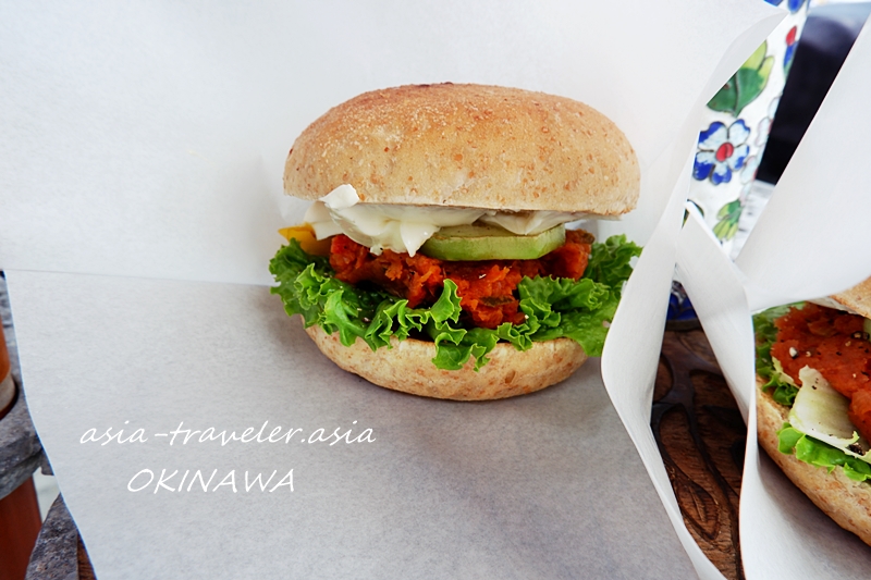 パーラードジュジュモの八重岳ベーカリーバンズのベジダブルバーガー