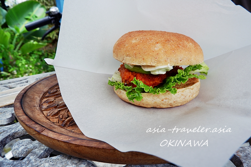 沖縄パーラードジュジュモのベジダブルバーガー500円