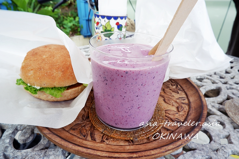 パーラードジュジュモのバナナベリースムージーとベジバーガー