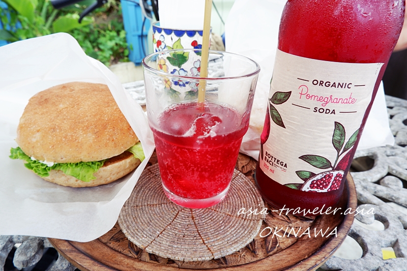 パーラードジュジュモのベジバーガーとザクロオーガニックソーダ