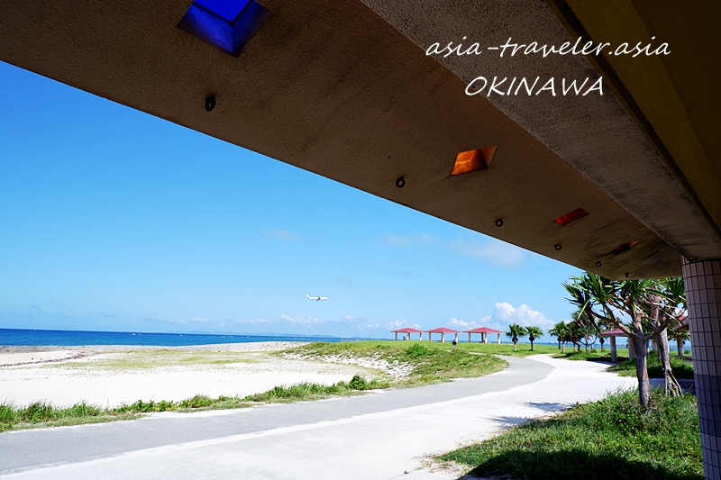 美らサンビーチ沖に着陸する飛行機と白砂のビーチ