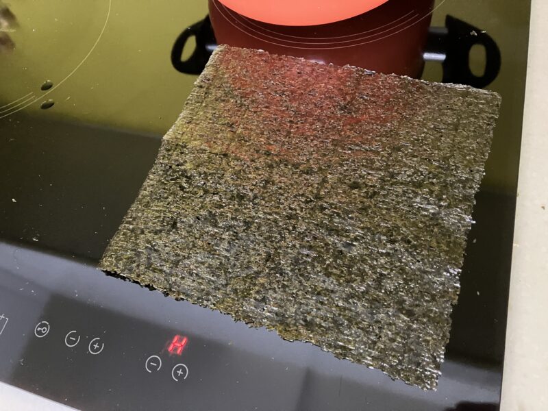 IHクッキングヒーターで海苔をあぶる様子