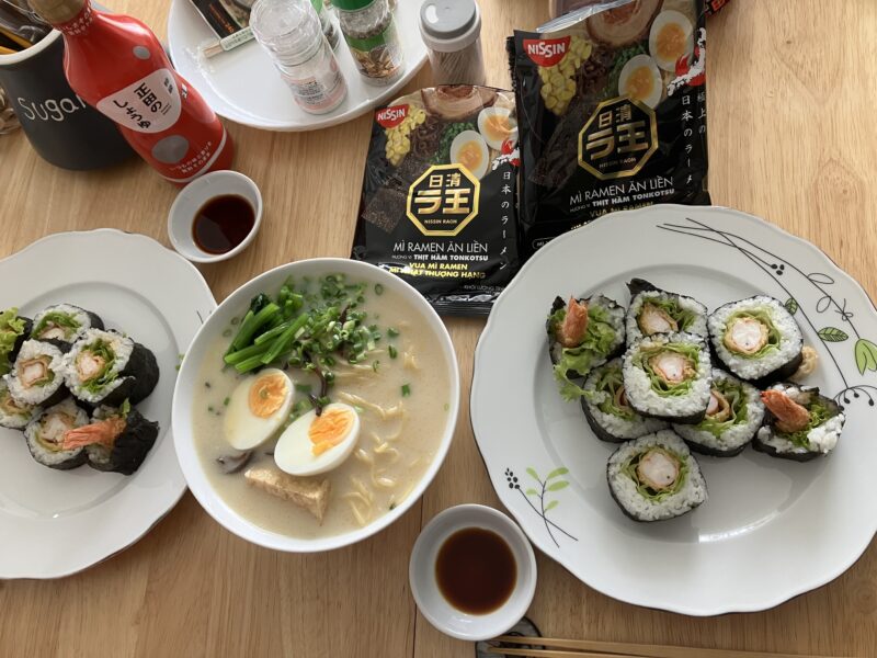 日清ラ王豚骨ラーメンとエビフライ海苔巻きの昼食