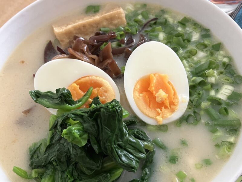 ゆで卵とほうれん草入りベトナム豚骨ラーメン