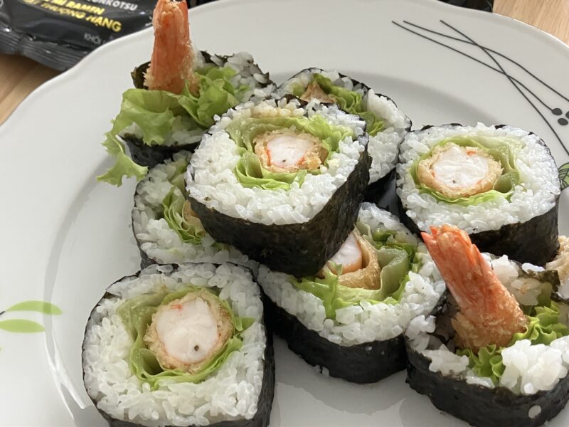 ベトナム産エビフライ入り海苔巻きをワンプレートに盛り付け