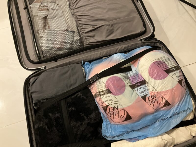 ぬいぐるみを入れたスーツケースのパッキング風景