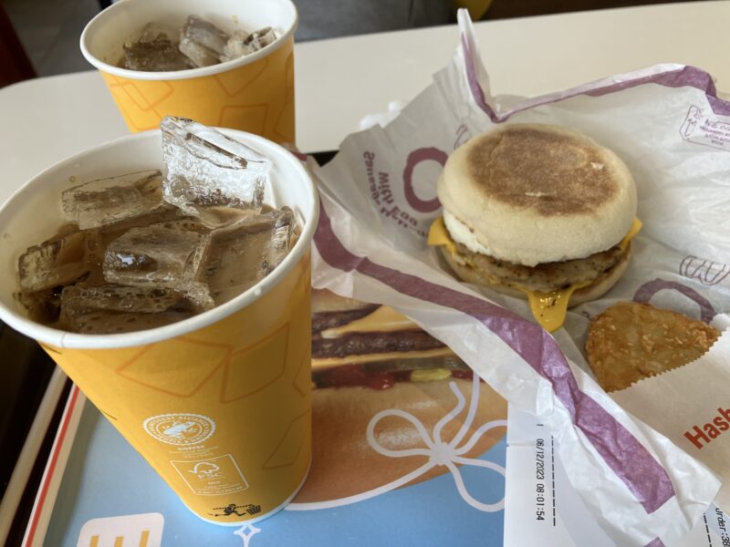 ベトナム・マクドナルドのアイスコーヒーとマフィンセット