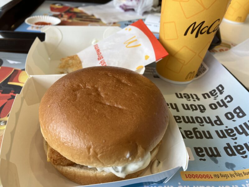 ベトナムのマクドナルドで食べるフィレオフィッシュとMcCaféドリンク