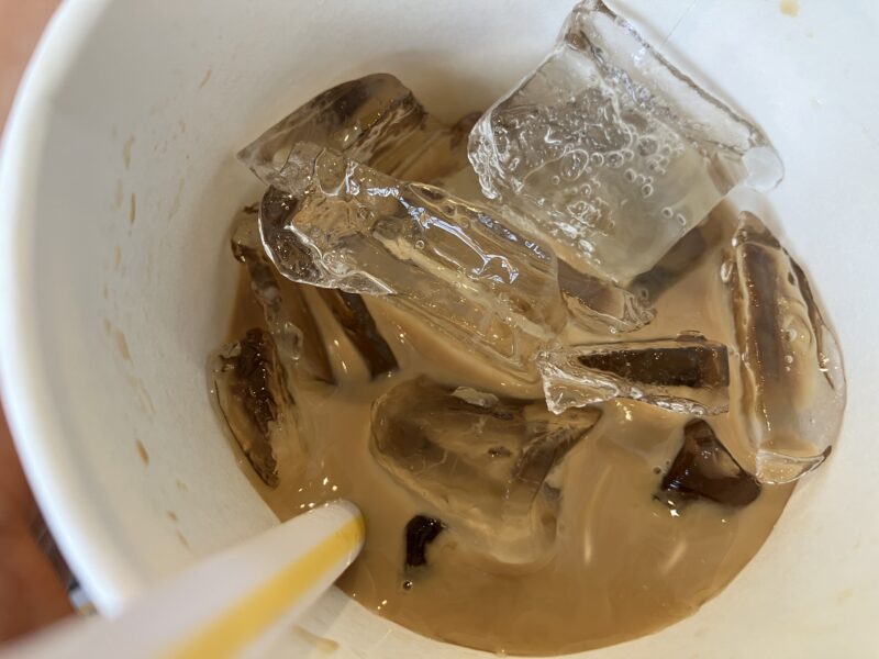 ベトナム空港マクドナルドのアイスコーヒーと大きな氷