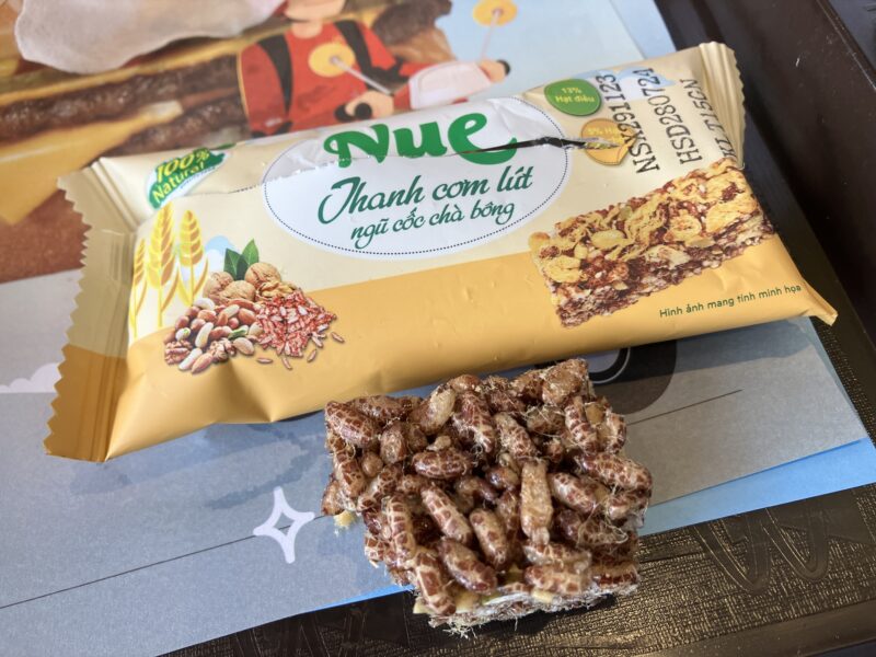 ベトナム「Nue」シリアルバーの袋と中身