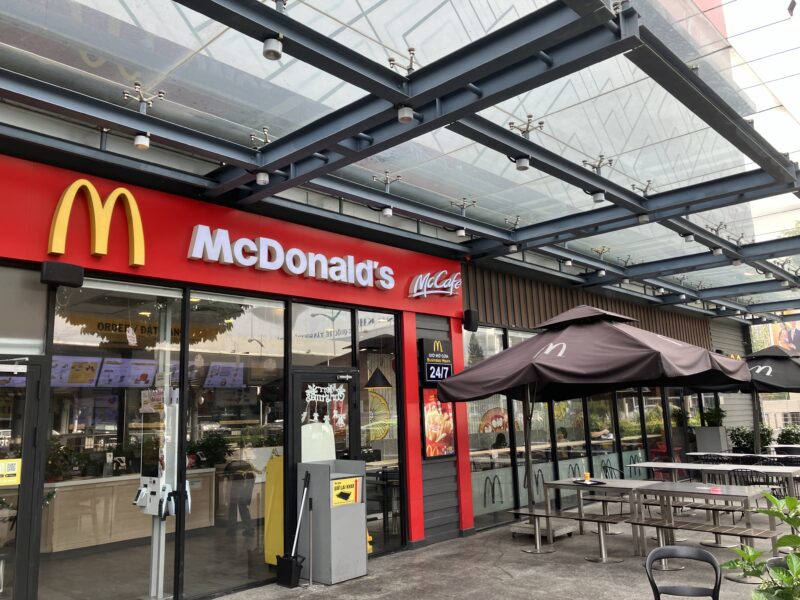 ベトナム・ホーチミンのマクドナルド＆マックカフェ外観