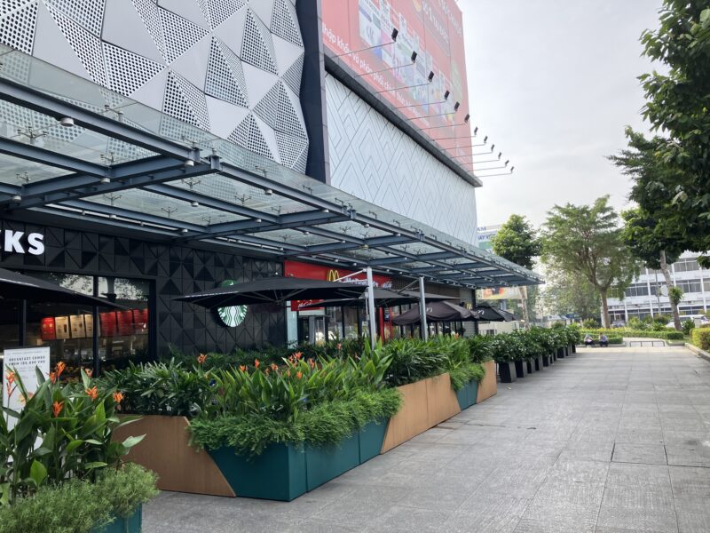 ホーチミンのスターバックスとマクドナルドが並ぶモダンな店舗外観