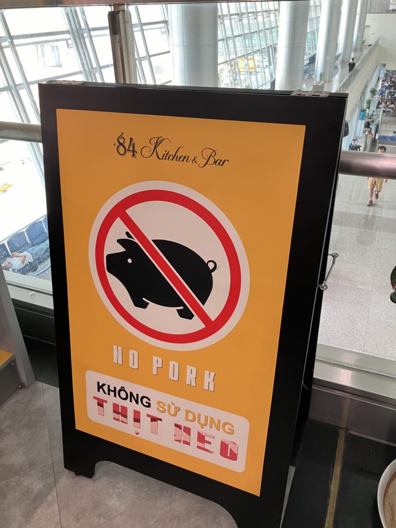 °84 Kitchen & BarのNO PORK看板（ノイバイ空港）