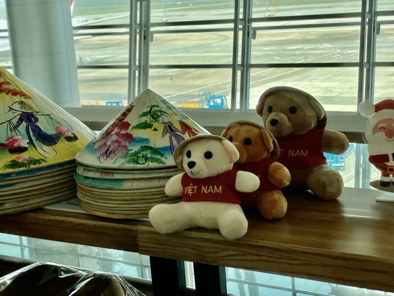 ベトナム空港土産のノンラーとVIET NAMロゴのクマのぬいぐるみ