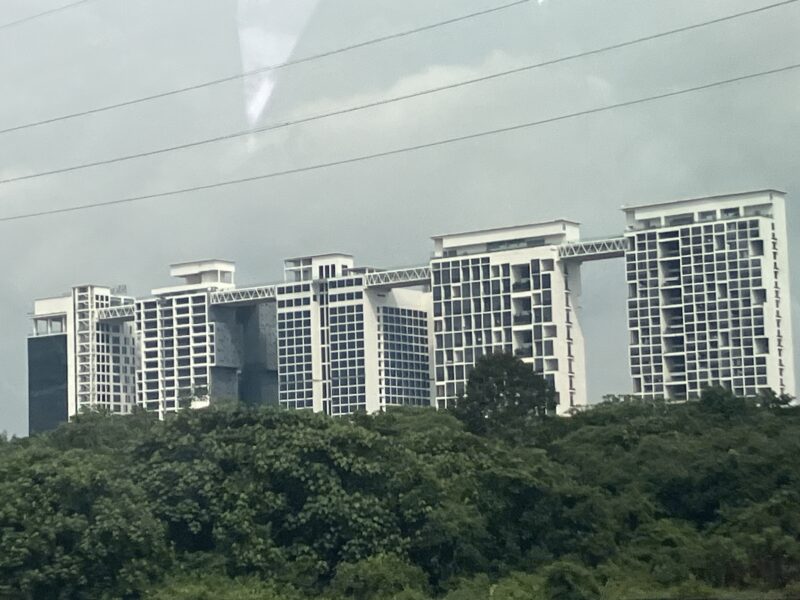 クアラルンプール郊外の高層コンドミニアム群を車窓から望む