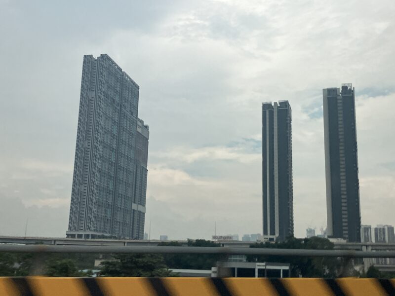 クアラルンプール郊外の高層タワーマンション群と高架道路