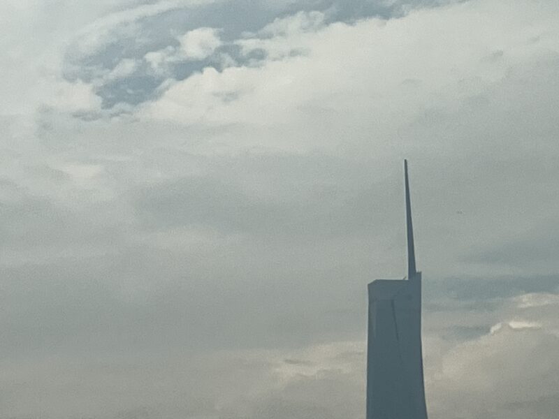 曇り空にそびえるクアラルンプールの高層タワー