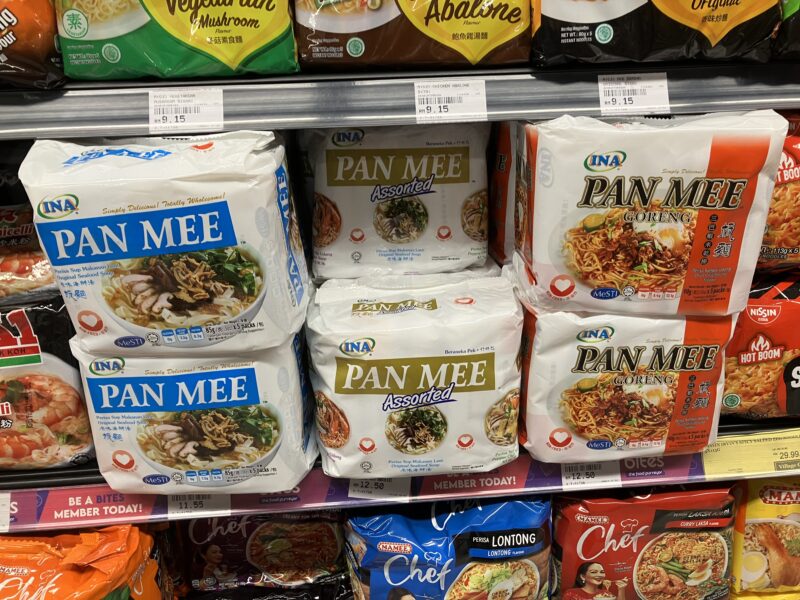 マレーシアのスーパーに並ぶINA ブランドのパンミー各種