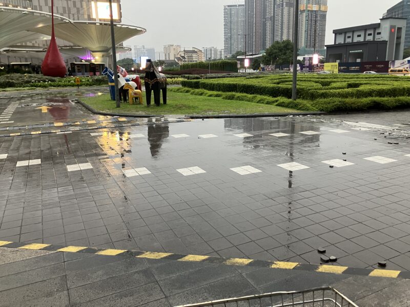 雨で濡れたマレーシアのショッピングモール前広場