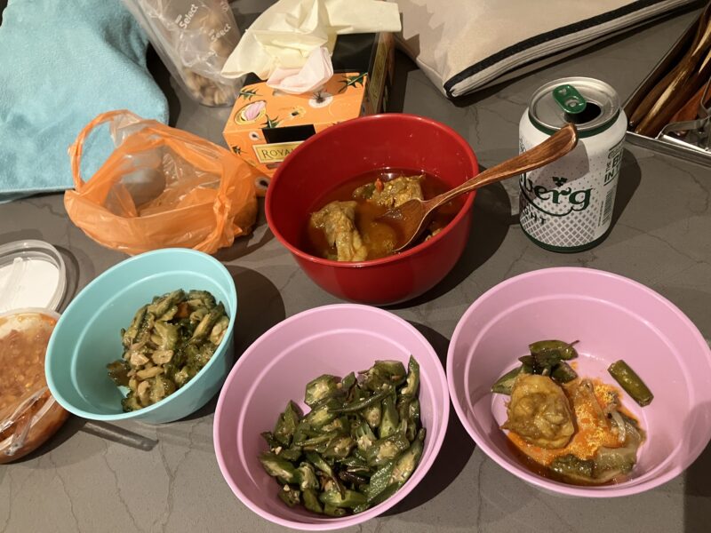 マレーシアの惣菜料理4品とカールスバーグ缶ビール
