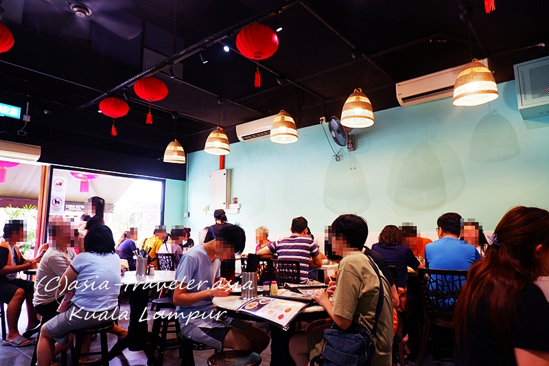 クアラルンプールのYuan Fong Kopitiam店内の賑わう様子