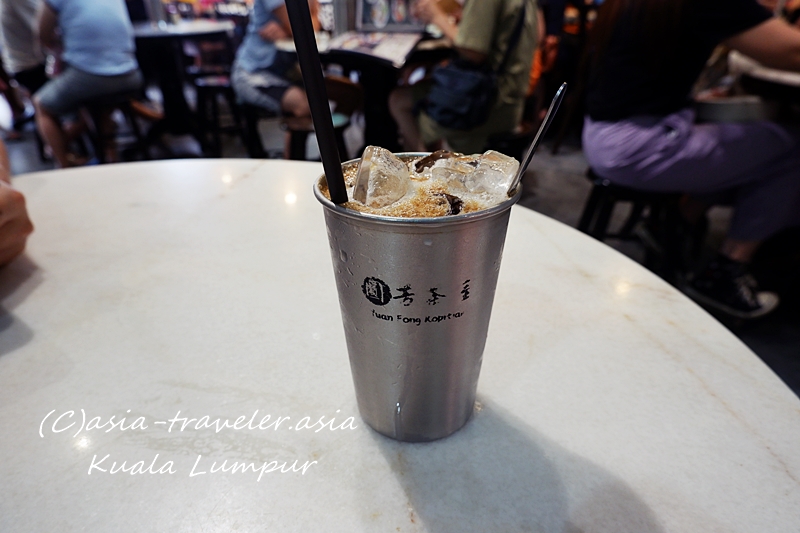 Yuan Fong Kopitiam のステンレスタンブラーに入ったアイス白珈琲