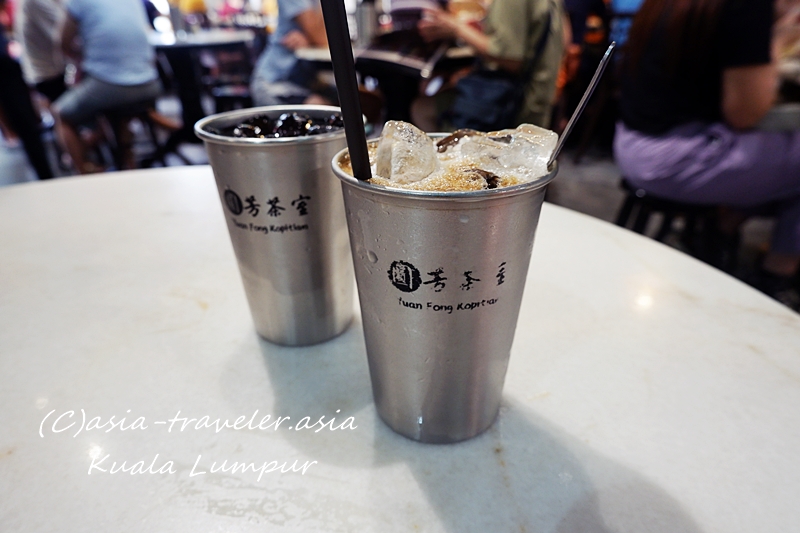 Yuan Fong Kopitiam のステンレスカップに入った白珈琲とアイスドリンク