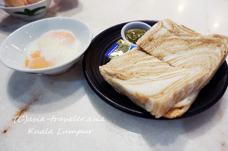 クアラルンプールYuan Fong Kopitiamのイポー蒸しパンとハーフボイルドエッグ