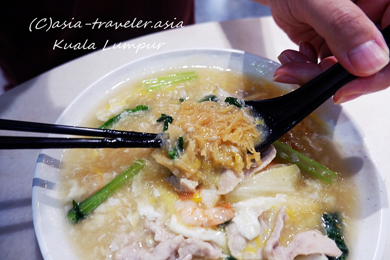 クアラルンプールのコピティアムで食べる具沢山あんかけ卵麺