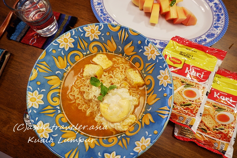 Maggi カリー味インスタント麺に豆腐パフをトッピングした一杯