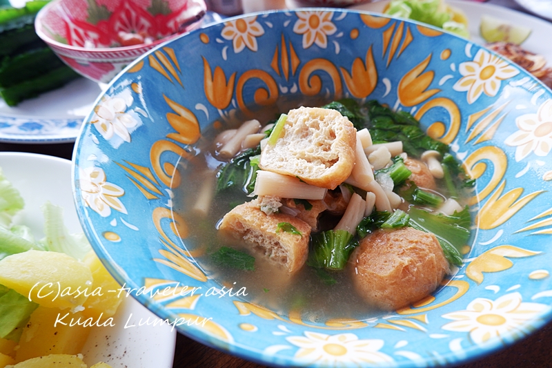 クアラルンプールの豆腐パフ入りスープ、青花柄の器に盛られた一品