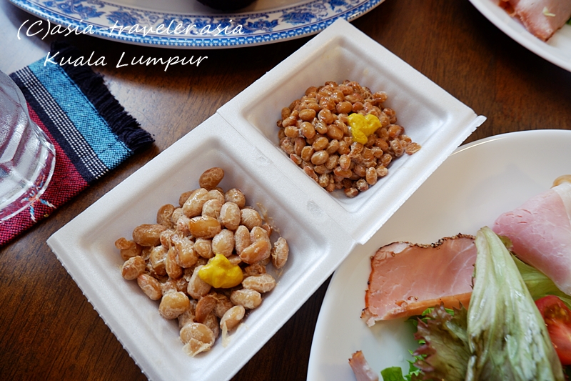 クアラルンプールのスーパーで購入した大粒・小粒納豆2パック