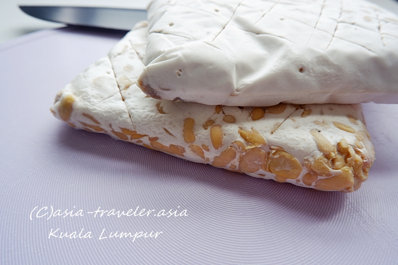 クアラルンプール産テンペに隠し包丁を入れた断面