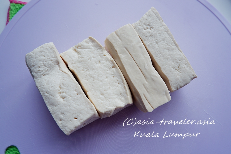 クアラルンプール市場で購入した柔らかい白豆腐4切れ