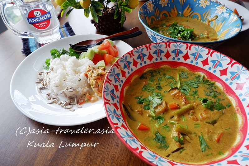 クアラルンプールのベジスパイスカレーと白米の定食