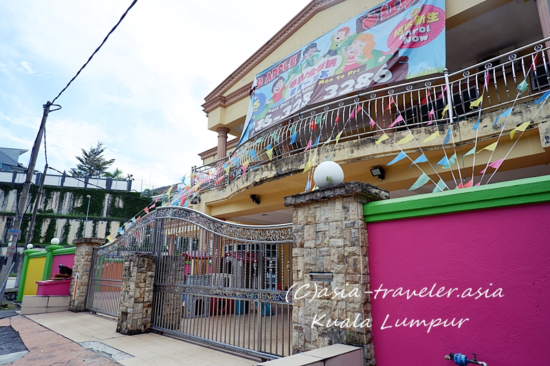 カラフルな旗飾りで彩られたクアラルンプールの店舗外観