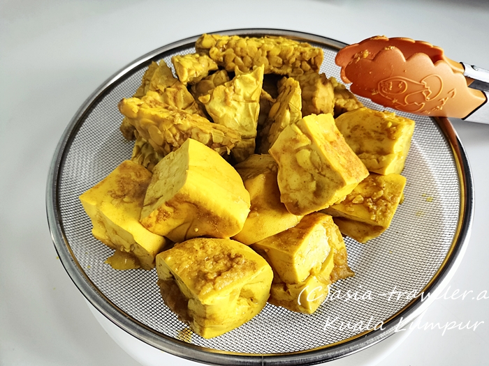 ターメリックで色付いた豆腐とテンペの揚げ物