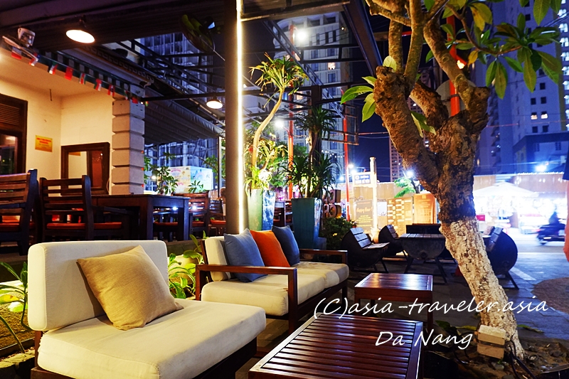 ダナン「Chu Restaurant & Bar」夜のテラス席