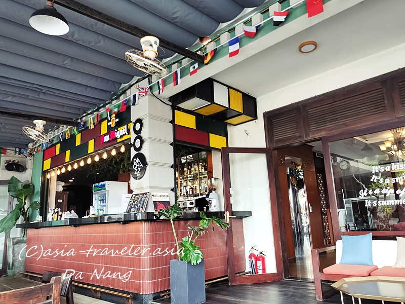 ダナン・Chu Restaurant & Barのカラフルな外観カウンター