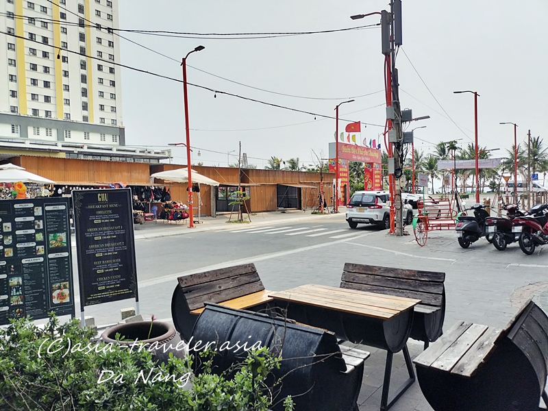 ダナンのChu Restaurant & Bar前のテラス席と黒板メニュー