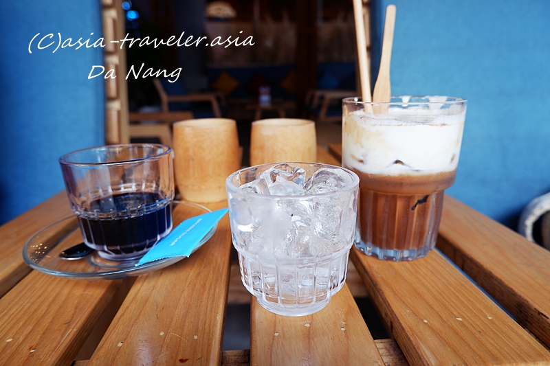 ダナンのLOBOO CAFEで注文したベトナム塩コーヒーとブラックコーヒー
