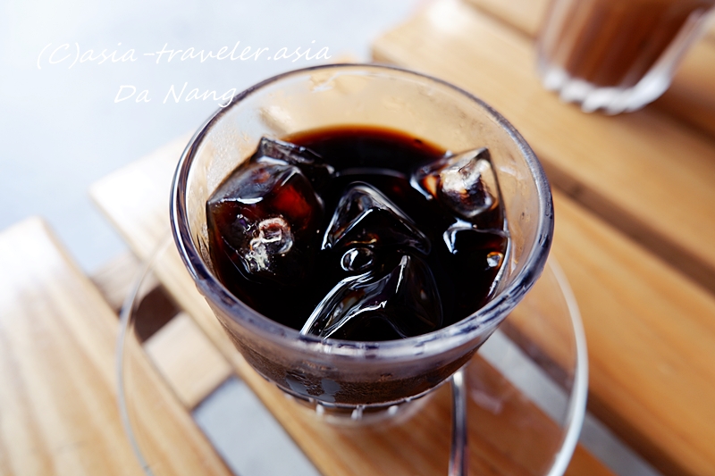 ダナン「LOBOO CAFE」氷入りベトナムブラックコーヒー