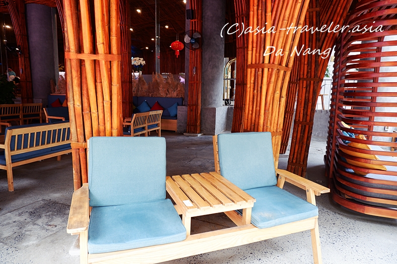 ダナンLOBOO CAFEの竹装飾と木製ソファ席